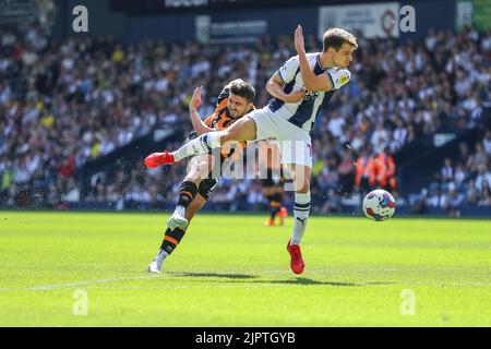 Ozan Tufan #7 von Hull City hat am 8/20/2022 einen Torschuss in West Bromwich, Großbritannien, erhalten. (Foto von Gareth Evans/News Images/Sipa USA) Stockfoto