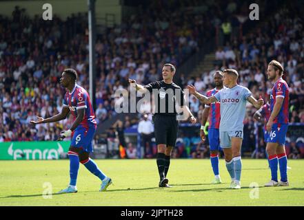 Schiedsrichter Andrew Madley spricht mit Marc Guehi (links) und Ollie Watkins (rechts) von Crystal Palace (Aston Villa) während des Premier League-Spiels im Selhurst Park, London. Bilddatum: Samstag, 20. August 2022. Stockfoto