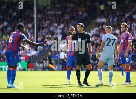 Schiedsrichter Andrew Madley spricht mit Marc Guehi (links) und Ollie Watkins (rechts) von Crystal Palace (Aston Villa) während des Premier League-Spiels im Selhurst Park, London. Bilddatum: Samstag, 20. August 2022. Stockfoto