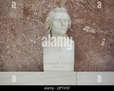 DONAUSTAUF, DEUTSCHLAND - UM JUNI 2022: Büste des Dichters Friedrich von Schiller im Walhalla-Tempel vom Bildhauer Dannecker um 1794 Stockfoto