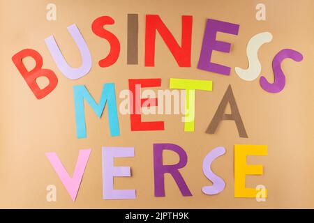BUSINESS METAVERSE Inschrift auf beigem Hintergrund. Metaverse ist die nächste Generation des Internets, ein immersives und multisensorisches Erlebnis Stockfoto