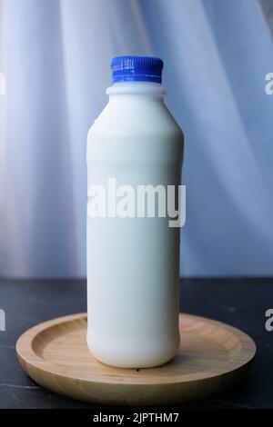 Frische Milch in einer Plastikflasche auf dem Tisch Stockfoto
