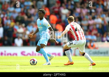 Jay Matete von Sunderland (links) und Gavin Kilkenny von Stoke City kämpfen während des Sky Bet Championship-Spiels im bet365 Stadium, Stoke, um den Ball. Bilddatum: Samstag, 20. August 2022. Stockfoto