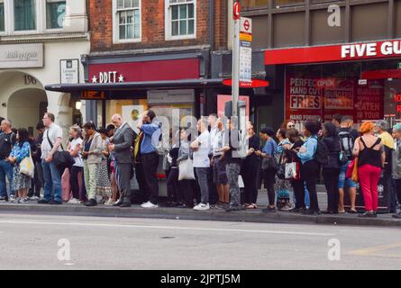 London, Großbritannien. 19. August 2022. Pendler warten vor der Liverpool Street Station auf Busse, während ein U-Bahnstreik die Hauptstadt erreicht. Mitarbeiter der RMT (Rail, Maritime and Transport Union) in der Londoner U-Bahn haben Lohn- und Rentenzahlungen eingestellt. Stockfoto