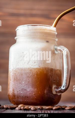 Gefrorener Espresso Martini im Mason Jar auf Holzhintergrund Stockfoto