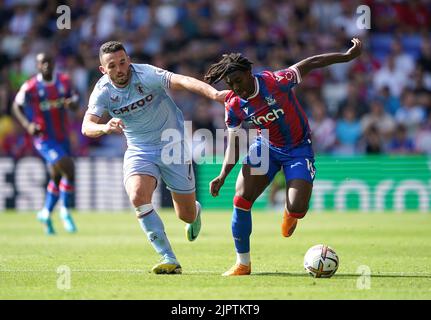 John McGinn von Aston Villa (links) und Eberechi Eze von Crystal Palace kämpfen während des Premier League-Spiels im Selhurst Park, London, um den Ball. Bilddatum: Samstag, 20. August 2022. Stockfoto