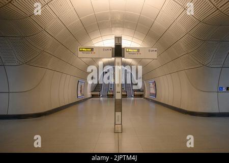 Farringdon Elizabeth Line Station mit Wegweiser Stockfoto