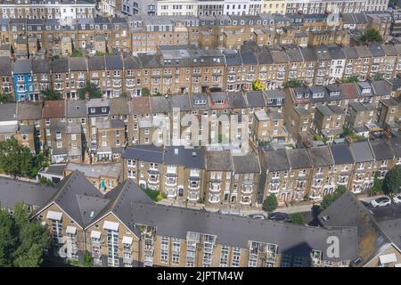 Reihen von Reihenhäusern von oben in London, Großbritannien Stockfoto