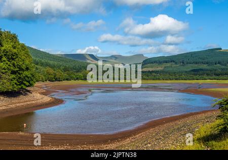 Ein sehr niedriger Pentwyn Reservoir im Sommer mit Corn Du und Pen y Fan in the Distance - Brecon Beacons National Park Stockfoto