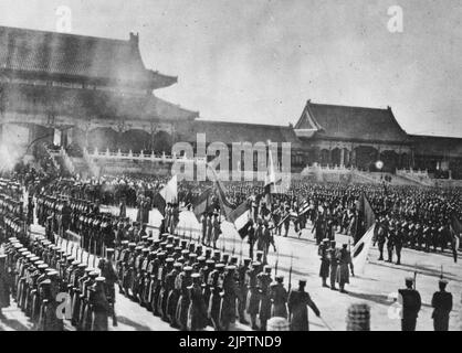 Auf dem historischen Gelände der Verbotenen Stadt in Pekin, China, feierte am 28. November der Sieg der Alliierten in der Boxeraufstand, um 1900 Stockfoto