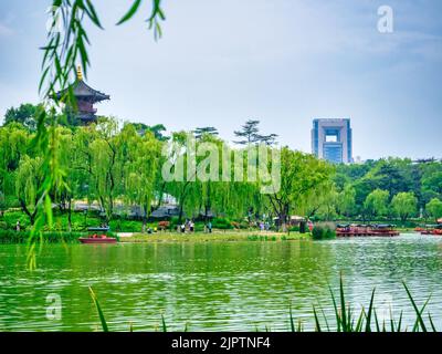 Furong Lake am Tang Paradise. Skyline der Stadt, eingerahmt von der wunderschönen Vegetation des öffentlichen Parks Stockfoto