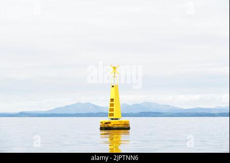 Boje schwimmt im Firth of Clyde zur Warnung vor der Wassertiefe Stockfoto