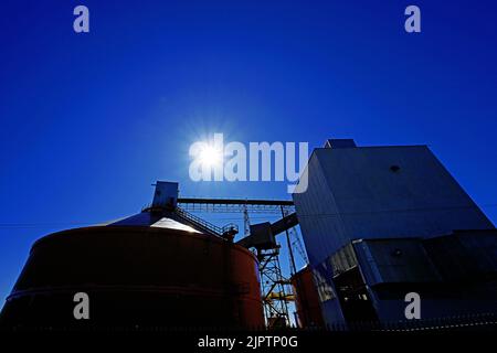 Cambois Blyth der Standort Alumina Reclaim gegen den tiefblauen Himmel, der aus Aluminiumsalzschlacke eine nachhaltige und wirtschaftliche Alternative zu Bauxit zurückgewonnen hat Stockfoto