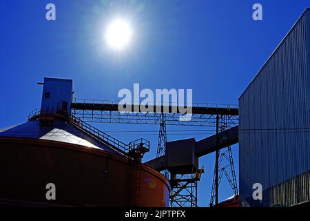 Cambois Blyth der Standort Alumina Reclaim gegen den tiefblauen Himmel, der aus Aluminiumsalzschlacke eine nachhaltige und wirtschaftliche Alternative zu Bauxit zurückgewonnen hat Stockfoto