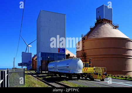 Cambois Blyth der Standort Alumina Reclaim gegen den tiefblauen Himmel, der aus Aluminiumsalzschlacke eine nachhaltige und wirtschaftliche Alternative zu Bauxit zurückgewonnen hat Stockfoto