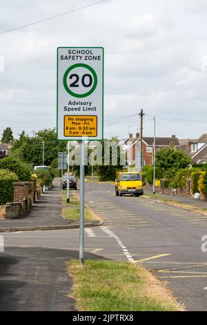 Sicherheitszone der Schule mit Geschwindigkeitsbegrenzungszeichen und obligatorischer No-Stop-Zone, Laburnum Drive, Cherry Willingham, Lincolnshire 2022 Stockfoto