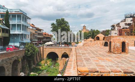 Tiflis, Georgien - 09. August 2022: Abanotubani Bezirk mit Holz geschnitzten Balkonen in der Altstadt von Tiflis, Georgien Stockfoto