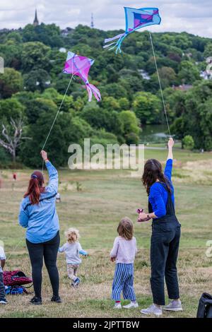 London, Großbritannien. 20. August 2022. Fliegen Sie die Drachen auf dem Parliament Hill - Fly With Me - dem größten Drachenflieger-Festival Großbritanniens auf Hampstead Heath und im ganzen Land. Das Good Chance Theatre (Schöpfer von immersivem Theater wie Walk with Amal) organisiert ein Jahr seit dem Sturz Afghanistans an die Taliban und wird von afghanischen Künstlern, Schauspielern und Sportlern zur Unterstützung Afghanistans präsentiert. Das Festival fordert die britische Regierung auf, alle Asylsuchenden fair und gleich zu behandeln, auch diejenigen aus Afghanistan. Kredit: Guy Bell/Alamy Live Nachrichten Stockfoto