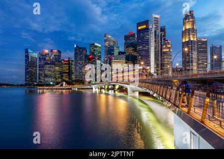 Singapur CBD während der blauen Stunde. Stockfoto