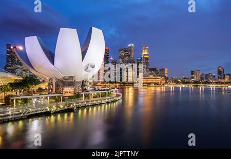 Singapur CBD während der blauen Stunde. Stockfoto