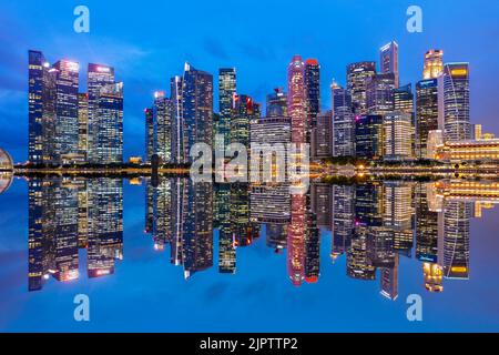 Singapur CBD während der blauen Stunde. Stockfoto