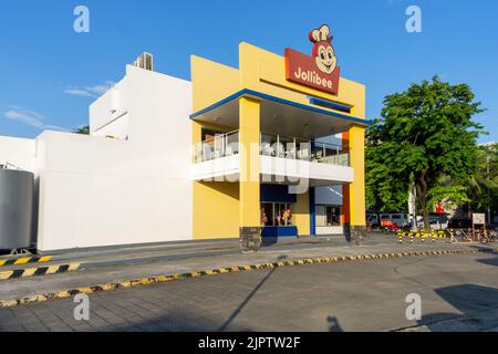 Manila, Philippinen - 05. Juli 2019 - Blick auf das Restaurant Jolibee in der Nähe der Bucht von Manila. Jolibee ist eine multinationale philippinische Kette von Fast-Food-Restaurants. Stockfoto