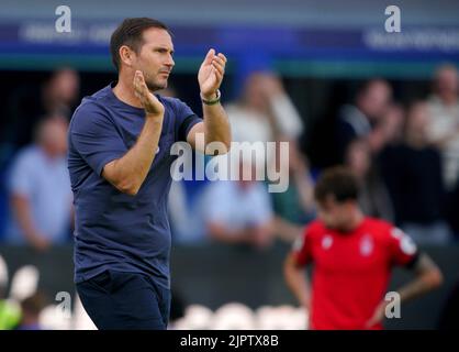 Everton-Manager Frank Lampard applaudiert den Fans nach dem Premier-League-Spiel im Goodison Park, Liverpool. Bilddatum: Samstag, 20. August 2022. Stockfoto