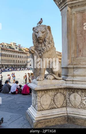 FLORENZ, ITALIEN - 18. SEPTEMBER 2018: Dies ist einer der steinernen Löwen auf dem Sockel des Dante-Denkmals. Stockfoto