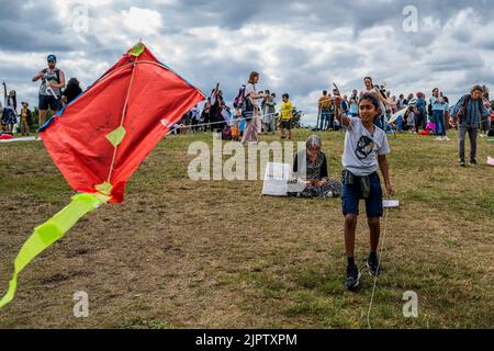 London, Großbritannien. 20. August 2022. Fliegen Sie die Drachen auf dem Parliament Hill - Fly With Me - dem größten Drachenflieger-Festival Großbritanniens auf Hampstead Heath und im ganzen Land. Das Good Chance Theatre (Schöpfer von immersivem Theater wie Walk with Amal) organisiert ein Jahr seit dem Sturz Afghanistans an die Taliban und wird von afghanischen Künstlern, Schauspielern und Sportlern zur Unterstützung Afghanistans präsentiert. Das Festival fordert die britische Regierung auf, alle Asylsuchenden fair und gleich zu behandeln, auch diejenigen aus Afghanistan. Kredit: Guy Bell/Alamy Live Nachrichten Stockfoto