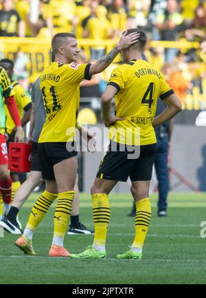20. August 2022, Nordrhein-Westfalen, Dortmund: Fußball: Bundesliga, Borussia Dortmund - Werder Bremen, Matchday 3, Signal Iduna Park. Der Dortmunder Marco Reus (l.) tröstet den Dortmunder Nico Schlotterbeck nach dem Spiel. Foto: Bernd Thissen/dpa - WICHTIGER HINWEIS: Gemäß den Anforderungen der DFL Deutsche Fußball Liga und des DFB Deutscher Fußball-Bund ist es untersagt, im Stadion und/oder vom Spiel aufgenommene Fotos in Form von Sequenzbildern und/oder videoähnlichen Fotoserien zu verwenden oder zu verwenden. Stockfoto