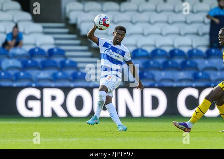 London, Großbritannien. 20.. August 2022. Kenneth Paal von QPR räumt den Ball während des Sky Bet Championship-Spiels zwischen Queens Park Rangers und Rotherham United am Samstag, dem 20.. August 2022, im Loftus Road Stadium in London. (Kredit: Ian Randall | MI News) Kredit: MI News & Sport /Alamy Live News Stockfoto