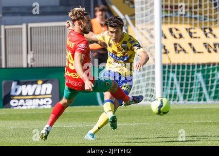 Alessandro Albanese von Oostende und Daiki Hashioka von STVV kämpfen am Samstag, dem 20. August 2022 in Oostende, am 5. Tag der ersten Division der belgischen Meisterschaft 2022-2023, um den Ball während eines Fußballmatches zwischen KV Oostende und Sint-Truidense VV. BELGA FOTO KURT DESPLENTER Stockfoto