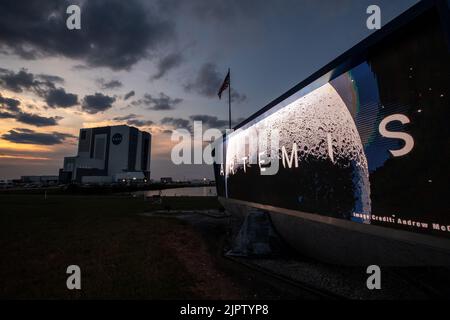 Die NASA Space Launch System Rakete mit der Orion Raumsonde startet den Rollout des Vehicle Assembly Building High Bay 3 mit der Countdown-Uhr im Vordergrund, am 16. August 2022 im Kennedy Space Center in Cape Canaveral, Florida. Der Rollout ist in Vorbereitung für den nicht bemundeten Flugtest, der spätestens im August 29 erwartet wird. Bild: Ben Smegelsky/USA Navy Photo/Alamy Live News Stockfoto