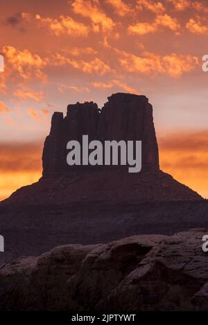 Einer der Buttes of the Cross bei Sonnenuntergang, Canyonlands National Park, Utah. Stockfoto