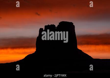 Einer der Buttes of the Cross bei Sonnenuntergang, Canyonlands National Park, Utah. Stockfoto