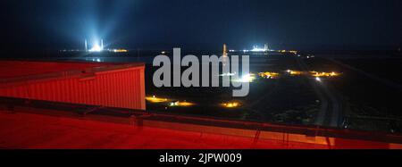 Die NASA Space Launch System Rakete mit den Orion-Raumfahrzeugen rollt vom Vehicle Assembly Building High Bay 3 auf einem mobilen Trägerrakete im Kennedy Space Center, 16. August 2022, in Cape Canaveral, Florida. Der Rollout ist in Vorbereitung für den nicht bemundeten Flugtest, der spätestens im August 29 erwartet wird. Quelle: Joel Kowsky/USA Navy Photo/Alamy Live News Stockfoto