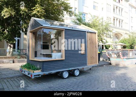 Berlin, Deutschland, 29. Juli 2022, geparkt, Sehr kleines Tinyhouse am Paul Lincke Ufer. Stockfoto