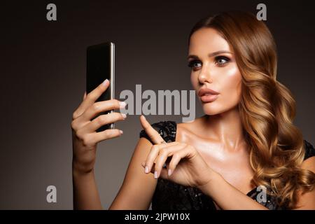 Schöne Frau Umgang phon. Helles Make-up und schöne Frisur. Stockfoto