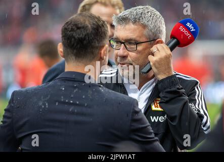 Berlin, Deutschland. 20. August 2022. Fußball: Bundesliga, 1. FC Union Berlin - RB Leipzig, Matchday 3, an der Alten Försterei. Union-Berlin-Coach Urs Fischer lächelt im Interview vor Spielbeginn. Quelle: Andreas Gora/dpa - WICHTIGER HINWEIS: Gemäß den Anforderungen der DFL Deutsche Fußball Liga und des DFB Deutscher Fußball-Bund ist es untersagt, im Stadion und/oder vom Spiel aufgenommene Fotos in Form von Sequenzbildern und/oder videoähnlichen Fotoserien zu verwenden oder zu verwenden./dpa/Alamy Live News Stockfoto