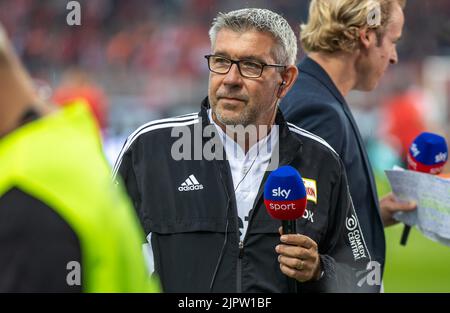 Berlin, Deutschland. 20. August 2022. Fußball: Bundesliga, 1. FC Union Berlin - RB Leipzig, Matchday 3, an der Alten Försterei. Union-Berlin-Coach Urs Fischer lächelt im Interview vor Spielbeginn. Quelle: Andreas Gora/dpa - WICHTIGER HINWEIS: Gemäß den Anforderungen der DFL Deutsche Fußball Liga und des DFB Deutscher Fußball-Bund ist es untersagt, im Stadion und/oder vom Spiel aufgenommene Fotos in Form von Sequenzbildern und/oder videoähnlichen Fotoserien zu verwenden oder zu verwenden./dpa/Alamy Live News Stockfoto