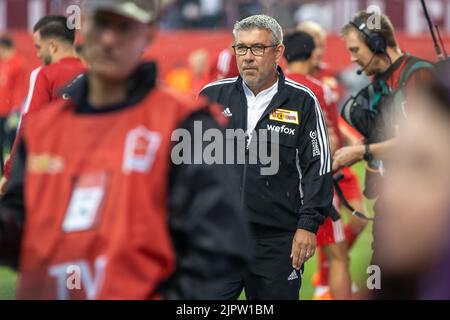 Berlin, Deutschland. 20. August 2022. Fußball: Bundesliga, 1. FC Union Berlin - RB Leipzig, Matchday 3, an der Alten Försterei. Trainer Urs Fischer von der Union Berlin steigt ins Stadion ein. Quelle: Andreas Gora/dpa - WICHTIGER HINWEIS: Gemäß den Anforderungen der DFL Deutsche Fußball Liga und des DFB Deutscher Fußball-Bund ist es untersagt, im Stadion und/oder vom Spiel aufgenommene Fotos in Form von Sequenzbildern und/oder videoähnlichen Fotoserien zu verwenden oder zu verwenden./dpa/Alamy Live News Stockfoto