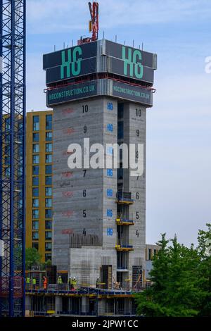 Urban Tower Block Projekt (moderne Hochhaus mehrstöckigen Wohnungen Entwicklung, Handel Menschen arbeiten, Kranmast) - Leeds, West Yorkshire, England, Großbritannien. Stockfoto