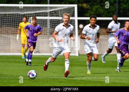 Swansea, Wales. 20. August 2022. Jacob Cook aus Swansea City unter 18s Jahren während des Spiels der Professional Development League zwischen Swansea City unter 18 und Coventry City unter 18 Jahren an der Swansea City Academy in Swansea, Wales, Großbritannien am 20. August 2022. Quelle: Duncan Thomas/Majestic Media/Alamy Live News. Stockfoto