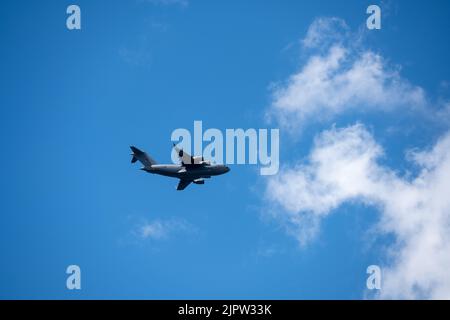 Charleston, SC - 7 2022. Aug: Ein britischer Royal Air Force C-17 Globemaster mit einer ZZ176-Tail-Nummer fliegt zur Joint Base Charleston Stockfoto