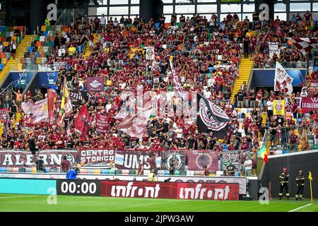 Udine, Italien. 20. August 2022. Fans von Salernitana während des Spiels von Udinese Calcio gegen US Salernitana, italienische Fußballserie A in Udine, Italien, August 20 2022 Quelle: Independent Photo Agency/Alamy Live News Stockfoto