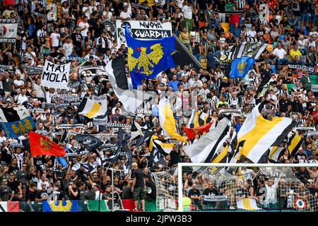 Udine, Italien. 20. August 2022. Fans von Udinese während des Spiels von Udinese Calcio gegen US Salernitana, italienische Fußballserie A in Udine, Italien, August 20 2022 Quelle: Independent Photo Agency/Alamy Live News Stockfoto