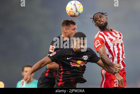 Berlin, Deutschland. 20. August 2022. Fußball: Bundesliga, 1. FC Union Berlin - RB Leipzig, Matchday 3, an der Alten Försterei. Willi Orban (l-r) und Benjamin Henrichs von RB Leipzig gehen mit dem Kopf gegen den Berliner Jordan Siebatcheu in den Ball. Quelle: Andreas Gora/dpa - WICHTIGER HINWEIS: Gemäß den Anforderungen der DFL Deutsche Fußball Liga und des DFB Deutscher Fußball-Bund ist es untersagt, im Stadion und/oder vom Spiel aufgenommene Fotos in Form von Sequenzbildern und/oder videoähnlichen Fotoserien zu verwenden oder zu verwenden./dpa/Alamy Live News Stockfoto