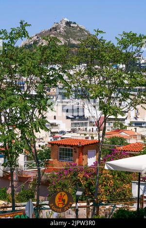 Der Lycabette-Hügel von Plaka Heights aus gesehen, Athen, Attika, Zentralgriechenland Stockfoto