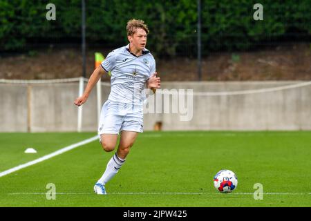 Swansea, Wales. 20. August 2022. Sam Parker von Swansea City unter 18s Jahren während des Spiels der Professional Development League zwischen Swansea City unter 18 und Coventry City unter 18 Jahren an der Swansea City Academy in Swansea, Wales, Großbritannien am 20. August 2022. Quelle: Duncan Thomas/Majestic Media/Alamy Live News. Stockfoto
