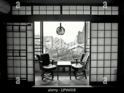 Traditionelles japanisches Zimmer in Itsukushima, Insel Miyajima, Präfektur Hiroshima, Japan. Stockfoto